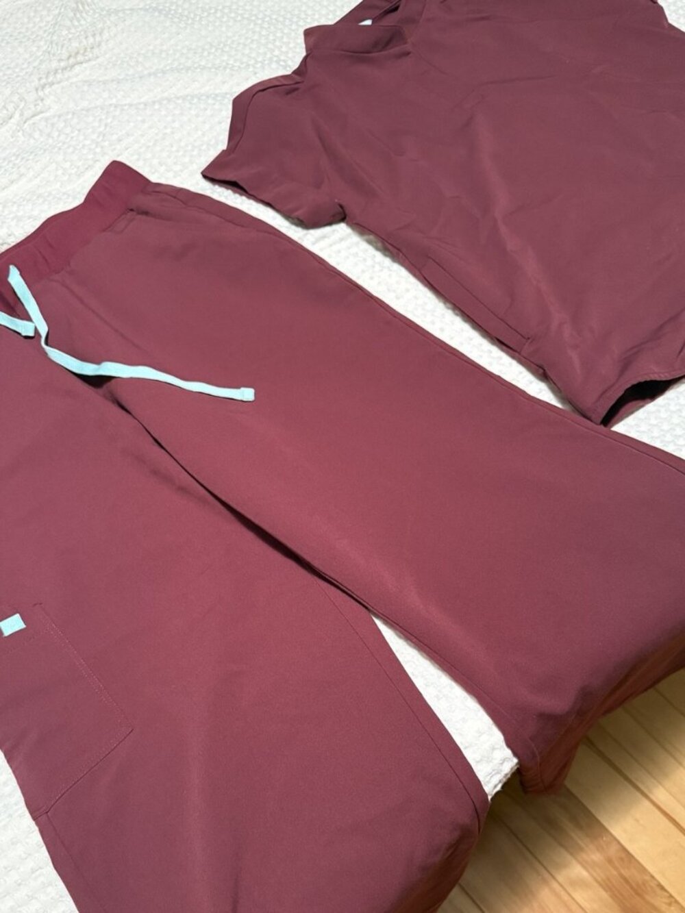 Garde-malade Burgundy scrub set (M top, L pants)